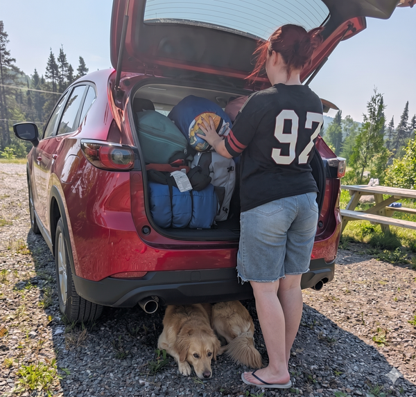 Famille en camping avec son véhicule de plein air