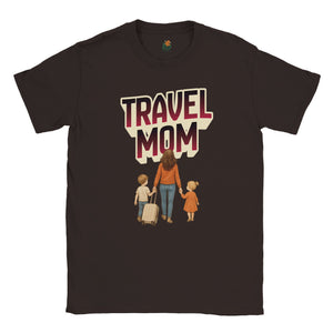 Chandail - Travel Mom illustrant une maman et ses enfants prêts pour un voyage, portant le texte 'TRAVEL MOM' sur un fond noir.
