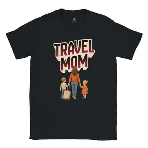 Chandail - Travel Mom illustrant une maman et ses enfants prêts pour un voyage, portant le texte 'TRAVEL MOM' sur un fond noir.