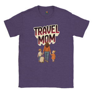 Chandail - Travel Mom illustrant une maman et ses enfants prêts pour un voyage, portant le texte 'TRAVEL MOM' sur un fond noir.
