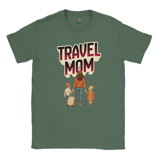 Chandail - Travel Mom illustrant une maman et ses enfants prêts pour un voyage, portant le texte 'TRAVEL MOM' sur un fond noir.