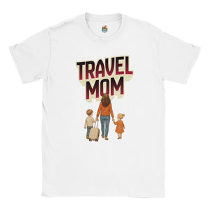 Chandail - Travel Mom illustrant une maman et ses enfants prêts pour un voyage, portant le texte 'TRAVEL MOM' sur un fond noir.