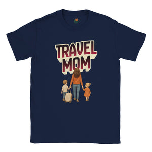 Chandail - Travel Mom illustrant une maman et ses enfants prêts pour un voyage, portant le texte 'TRAVEL MOM' sur un fond noir.